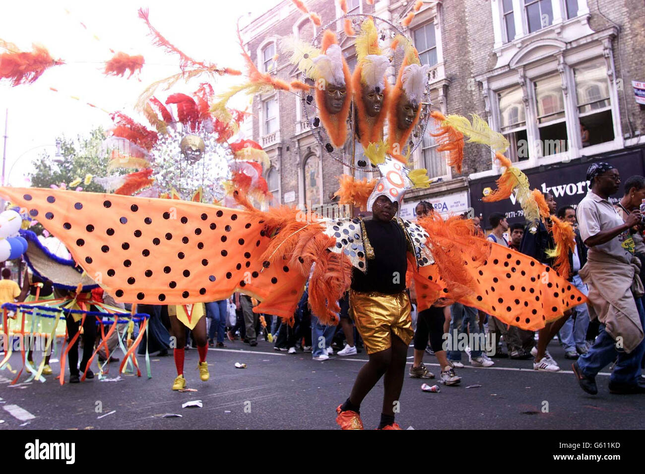 La folla e i ballerini si godono il Carnevale di Notting Hill il primo giorno di celebrazioni nella parte ovest di Londra. Una portavoce della polizia ha detto che 10,000 ufficiali sarebbero in servizio nel corso dei due giorni, con 350 steward appositamente addestrati, nel tentativo di evitare qualsiasi difficoltà che marcerebbe il più grande partito di strada in Europa. Foto Stock