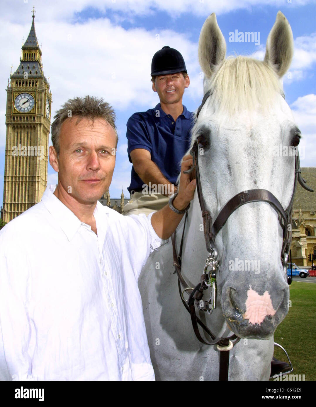 Il pilota internazionale di dressage Emile Faurie con l'attore Anthony Head (L) durante l'ultima tappa della International League for the Protection of Horses (ILPH) Transportation Awareness Ride in Parliament Square nel centro di Londra. *...la corsa a lunga distanza, iniziata da Kelso in Scozia il 27 luglio, spera di sensibilizzare le condizioni apallenti in cui 133,000 vengono trasportati ogni anno in tutta Europa per la macellazione. Foto Stock