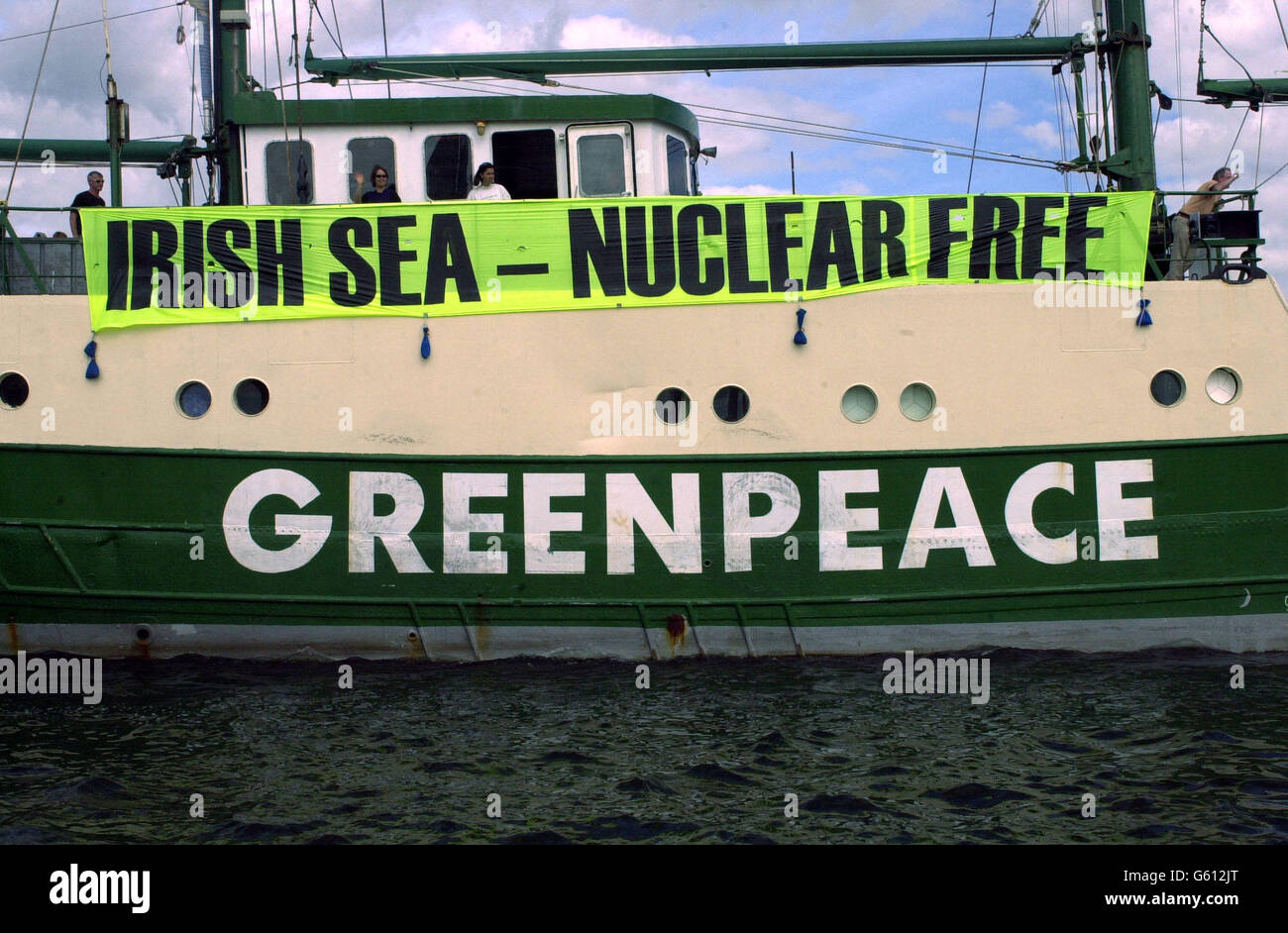 Una flottiglia di barche che lascia oggi il porto di dublino immagini e