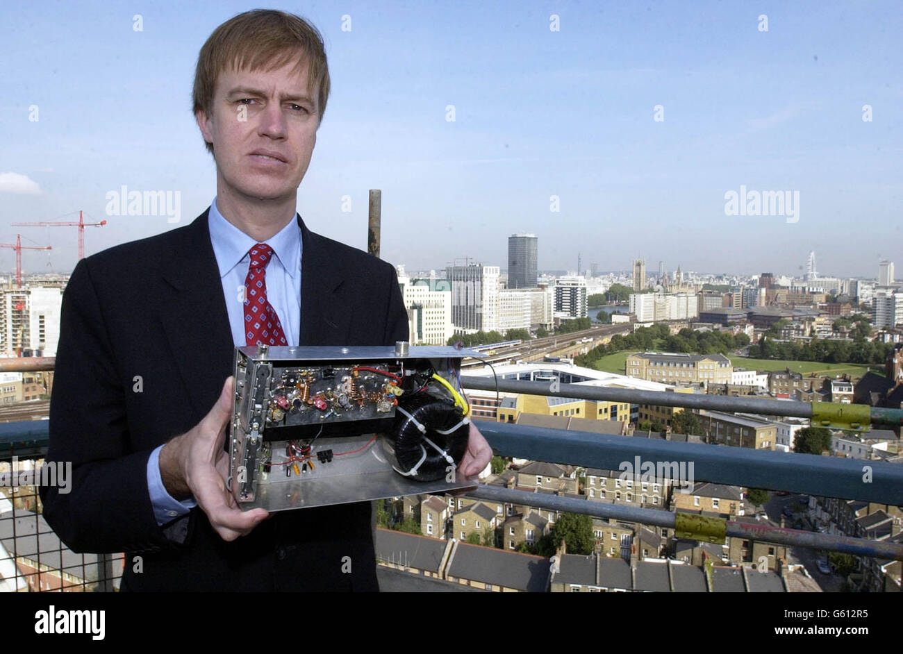 Il ministro delle telecomunicazioni Stephen Timms visualizza un trasmettitore da una stazione radio pirata, sequestrato in un raid su un blocco torre nel sud di Londra. * ci sono circa 80 stazioni radio pirata che operano illegalmente a Londra, con l'agenzia di comunicazioni radio che ha lanciato 1500 operazioni contro 248 stazioni separate nel Regno Unito l'anno scorso. Il 90% delle incursioni si trovavano nella zona di Londra. Foto Stock