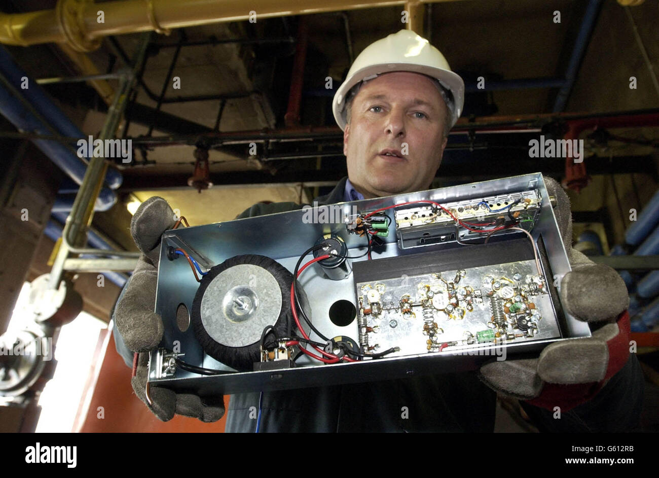 Trevor Cullivore, ingegnere presso la radio Communications Agency, detiene un trasmettitore radio da una stazione radio pirata situata in una sala caldaie in un edificio della torre di Londra. * ci sono circa 80 stazioni radio pirata che operano illegalmente a Londra, con l'agenzia radio Communications che ha lanciato 1500 operazioni contro 248 stazioni separate nel Regno Unito lo scorso anno. Il 90% delle incursioni si è registrato nella zona di Londra. Foto Stock