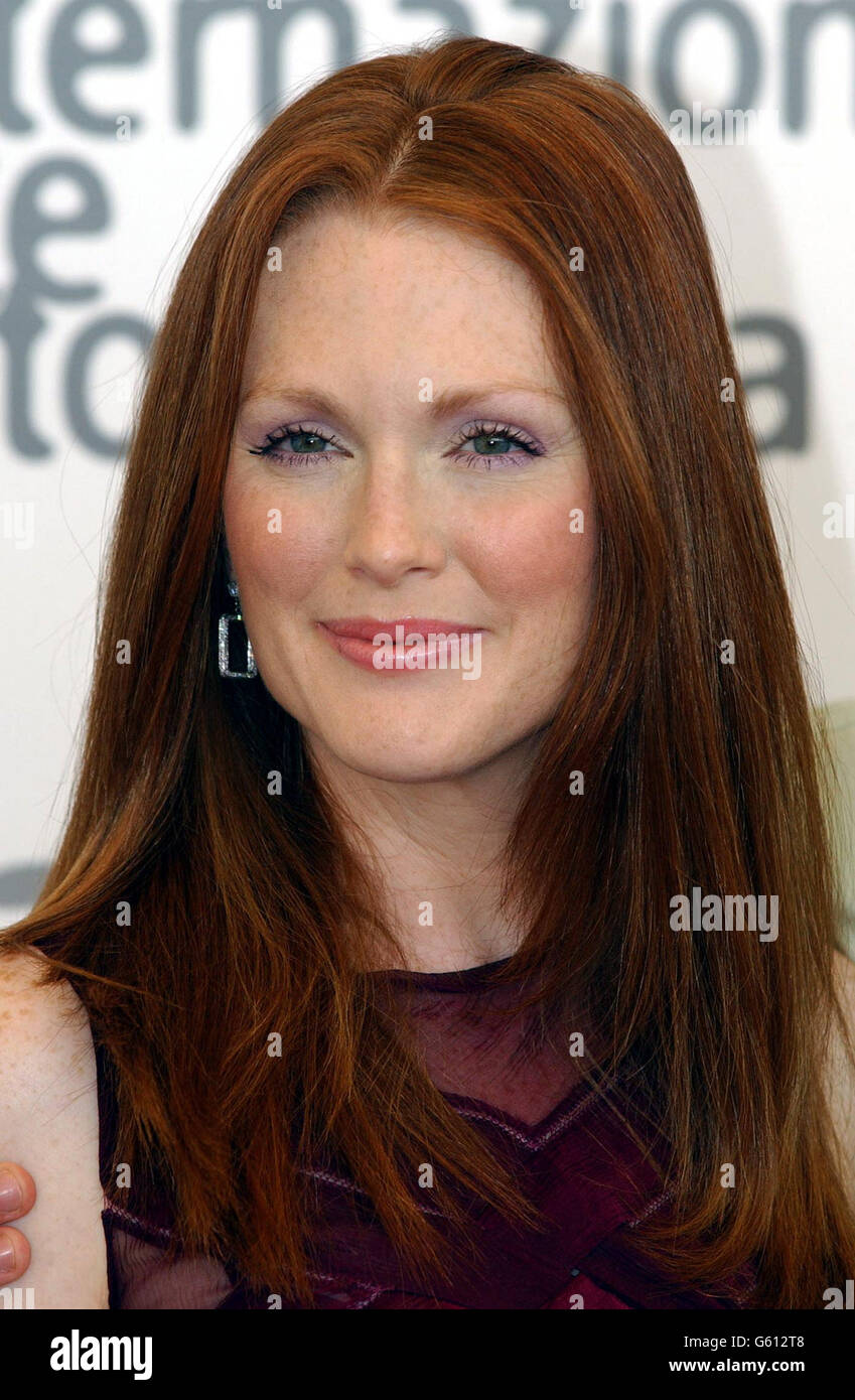 L'attrice Julianne Moore durante la fotocellula del suo nuovo film 'far From Heaven' alla 59a edizione del Festival Internazionale del Cinema di Venezia, Terrazza del Casino di Lido, Venezia. Foto Stock