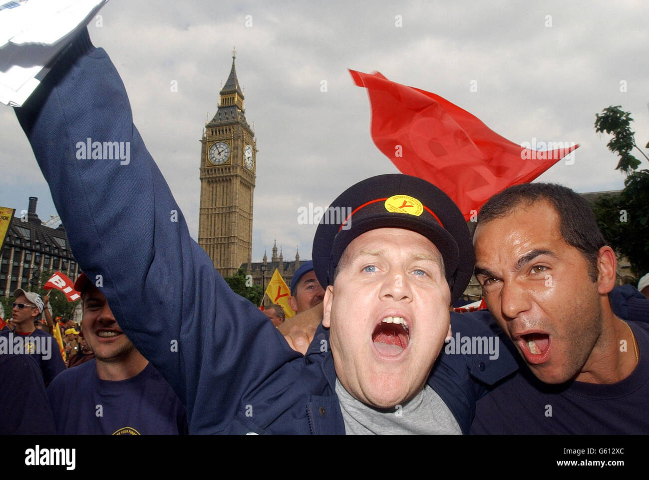 I vigili del fuoco passano il Big ben (sfondo) durante un rally dei vigili del fuoco a Westminster. Migliaia di vigili del fuoco sono scesi per le strade di Londra per far pressione sulle trattative per pagare. Stavano partecipando a una manifestazione di protesta mentre i funzionari dell'Unione dei Vigili del fuoco hanno tenuto colloqui con i leader dei datori di lavoro in un ultimo tentativo di far fronte alla minaccia di uno sciopero nazionale. L'Unione sta cercando un aumento di quasi il 40% per prendere la retribuzione di un pompiere qualificato da 21,500 all'anno a 30,000. Si dice che l'attuale formula retributiva elaborata dopo l'ultimo sciopero nazionale del 1977 è superata e ha lasciato i vigili del fuoco a pagare Foto Stock