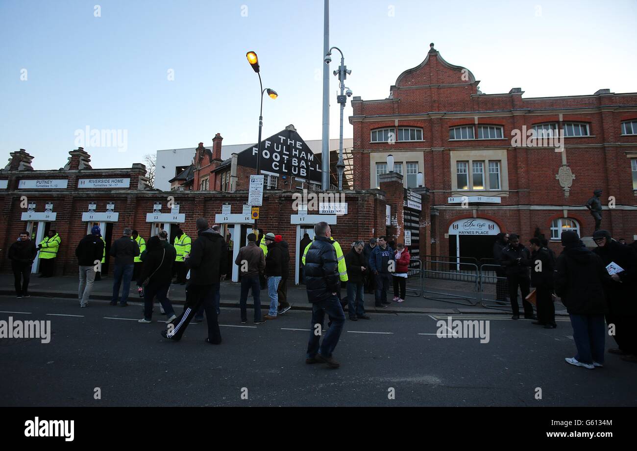 Calcio - Barclays Premier League - Fulham v Queens Park Rangers - Craven Cottage. Ventilatori fuori Craven Cottage Foto Stock