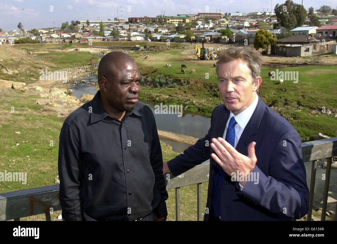 Il primo ministro britannico Tony Blair (a destra) con Mbazima Shilowa, presidente della provincia di Gauteng nel comune di Alexandra, vicino a Johannesburg, dove ha visto un progetto di rigenerazione del fiume e gli sviluppi della città dalla sua ultima visita. * Blair ha sfidato i leader mondiali a convocare la volontà politica di affrontare i problemi della povertà e del cambiamento climatico. Le osservazioni del primo ministro sono giunse in un discorso di cinque minuti al Vertice della Terra di Johannesburg. Foto Stock