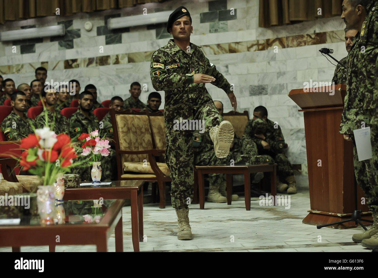 Un ufficiale non commissionato dell'esercito nazionale afgano si accingerà a ritirare il suo miglior certificato di classe presso il Kabul Military Training Center di Kabul, in Afghanistan, durante la cerimonia di laurea; Dopo di che oltre 170 degli ex studenti ANA NCO saranno assegnati ad un'unità di campo e schierati in teatro per combattere i talebani. Foto Stock