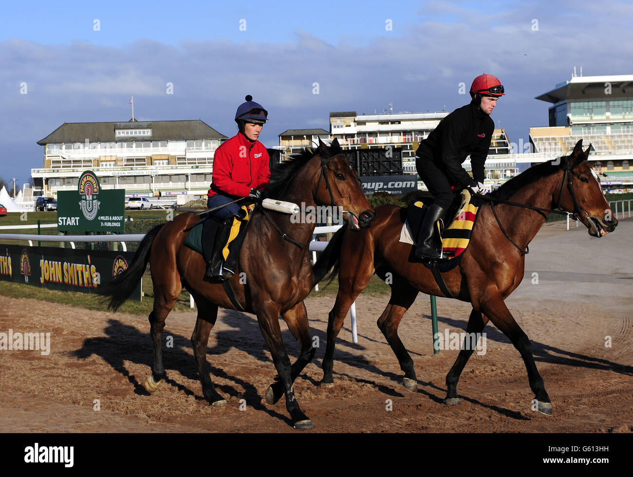 Katie Walsh con il suo Grand National Mount Seabass (a sinistra) e la scuderia di Colbert Station il monte di Tony McCoy due dei favoriti per la grande corsa che si esercita ad Aintree oggi durante il Ladies Day al Grand National Meeting 2013 di John Smith all'Ippodromo di Aintree, Sefton. Foto Stock