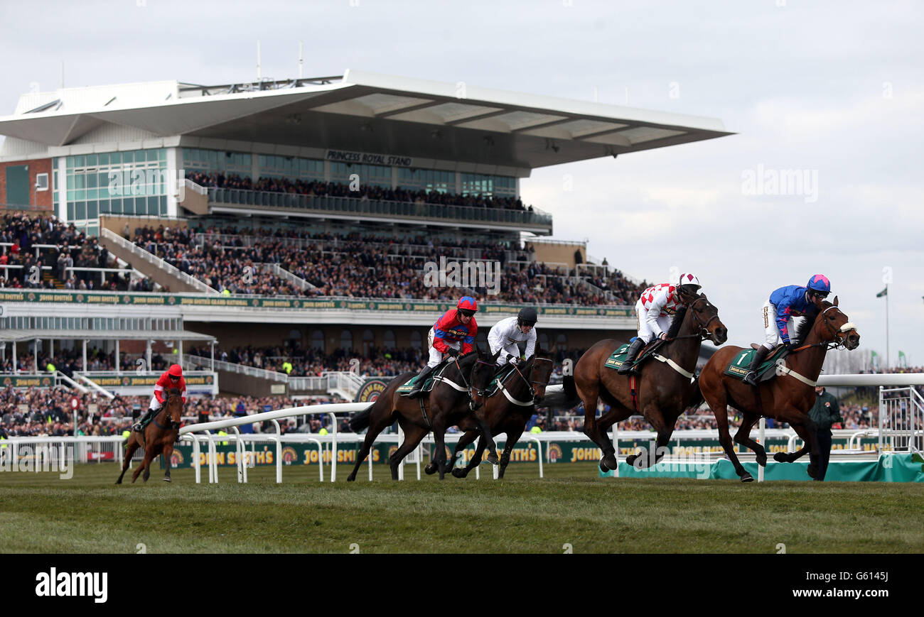 La Cue Card conduce il campo nella caccia al Melling Chase di John Smith durante il Ladies Day al Grand National Meeting di John Smith del 2013 all'ippodromo di Aintree, Sefton. Foto Stock