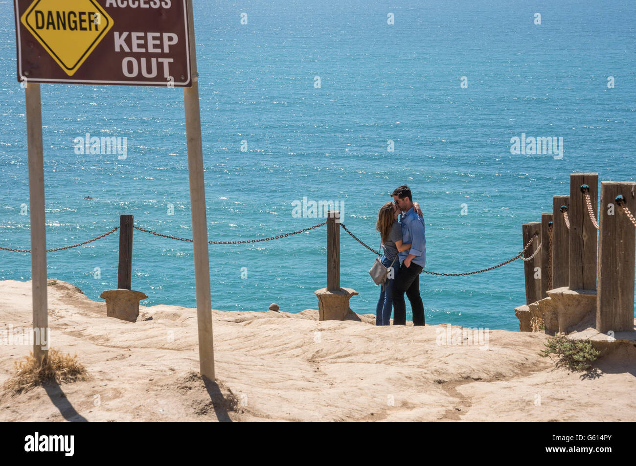 Coppia romantica con ironico segno di avvertimento Foto Stock