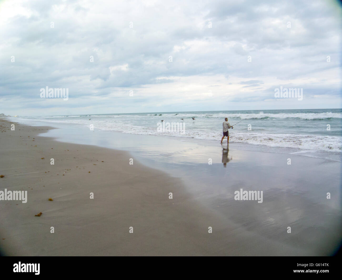 Litorale con raccolta nubi a Melbourne Beach, Florida, Stati Uniti d'America Foto Stock