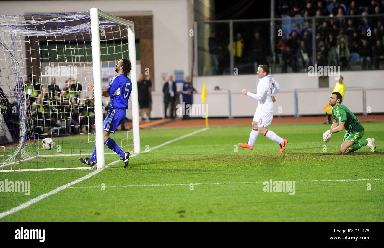 Alessandro della Valle di San Marino segna un gol proprio durante il qualificatore della Coppa del mondo 2014 allo stadio Serravalle, Serravalle, San Marino. Foto Stock