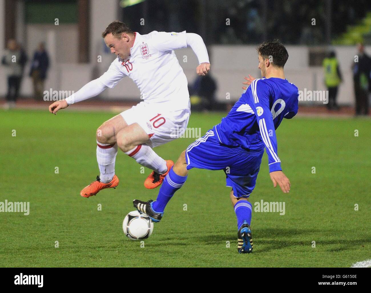 Wayne Rooney in Inghilterra in azione con Michele Cervellini di San Marino durante il Campionato del mondo 2014 al Serravalle Stadium di Serravalle, San Marino. Foto Stock