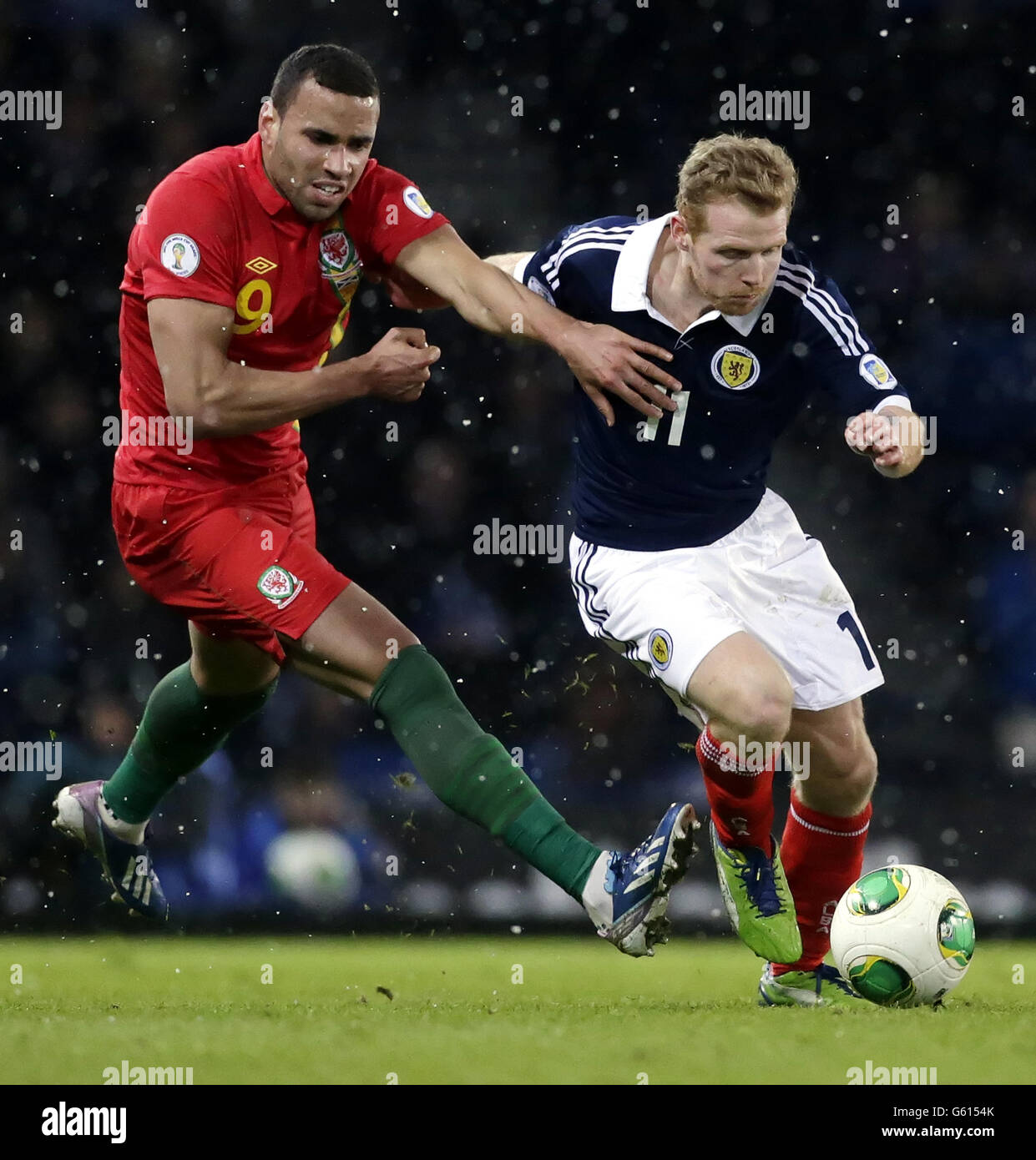 Hal Robson-Kanu del Galles e Chris Burke della Scozia combattono per la palla durante il qualificatore della Coppa del mondo 2014 ad Hampden Park, Glasgow. PREMERE ASSOCIAZIONE foto. Data immagine: Venerdì 22 marzo 2013. Scopri la storia di calcio della Pennsylvania Scotland. Il credito fotografico dovrebbe essere: Danny Lawson/PA Wire. RESTRIZIONI: L'uso è soggetto a limitazioni. . Uso commerciale solo previo consenso scritto della fa scozzese. Per ulteriori informazioni, chiamare il numero +44 (0)1158 447447. Foto Stock