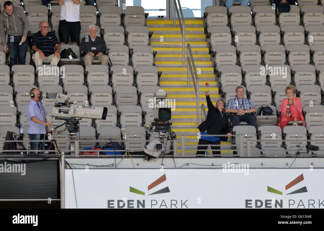 Brendon McCullum (non illustrato) della Nuova Zelanda raggiunge sei nel secondo livello degli stand durante il quarto giorno della terza partita di test all'Eden Park, Auckland, Nuova Zelanda. Foto Stock