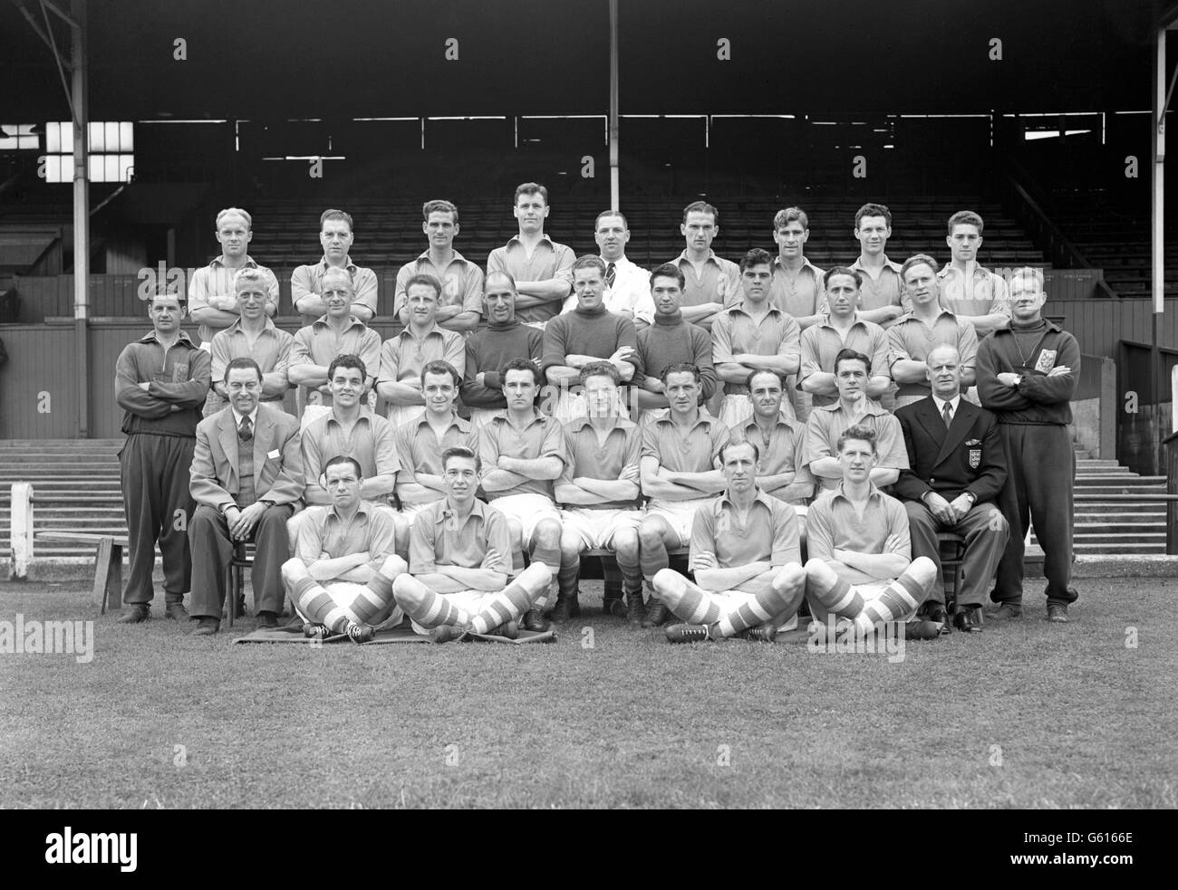 Squadra della foresta di Nottingham 1954-55: (Fila posteriore, l-r) Bill Whare, James Clarke, Jack Burkitt, Bob McKinlay, Masseur R Davies, Ron Blackman, F Barclay, Alan Orr, P Foster (seconda fila, l-r) Trainer F Knight, Tom Martin, Horace Gager, Geoff, Harry Walker, Bill Brown, Hutchinson, Jack D, Jack, Peter Turchiner, Allenatore Tommy Graham (terza fila, l-r) Presidente Jack Brentnall, Tommy Wilson, Sid Thompson, Hugh McLaren, Arthur Lemon, Wally Ardron, Noel Kelly, Alan Moore, Manager Billy Walker (prima fila, l-r) Freddy Scott, Roy Banham, John French, R Gerrard Foto Stock