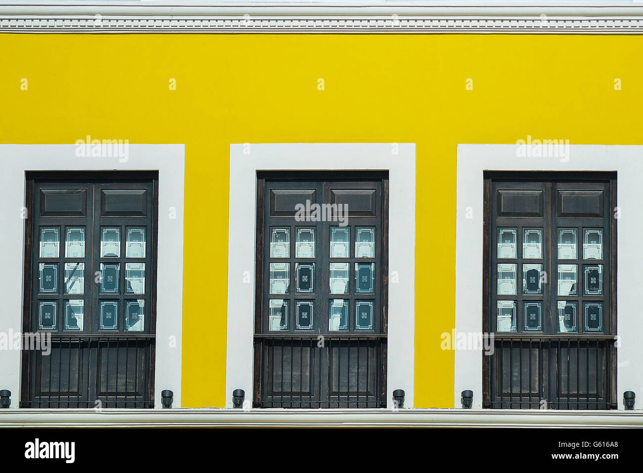 Finestre di palazzo coloniale in Campeche Messico Foto Stock