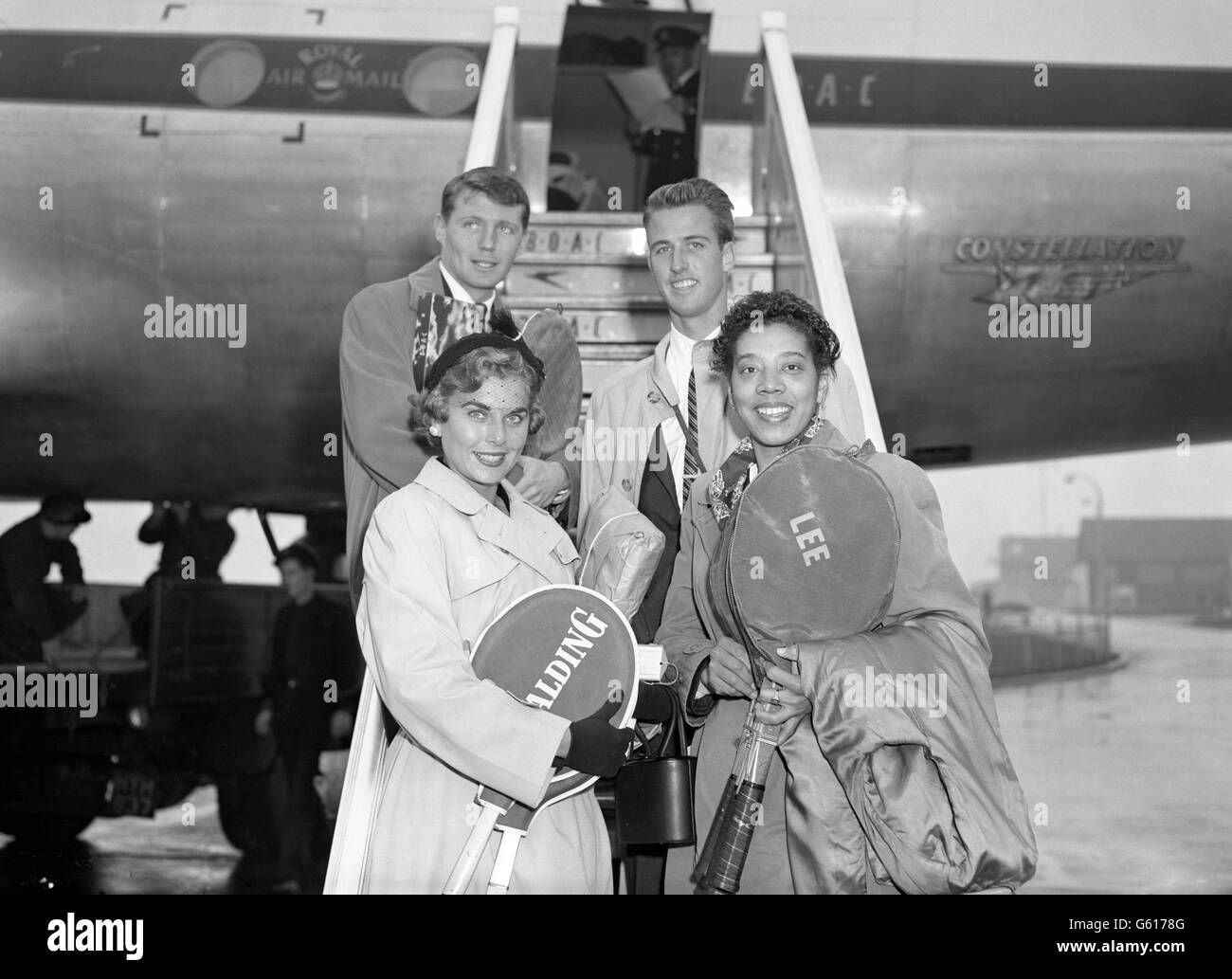 Quattro giocatori di tennis salgono a bordo di un Boac Liner all'aeroporto di Londra sulla loro strada per competere nel campionato indiano di tennis del prato. (Dall'alto a sinistra, in senso orario) Hamilton Rogers, Robert Perry, Althea Gibson e Karol Fageros. Foto Stock