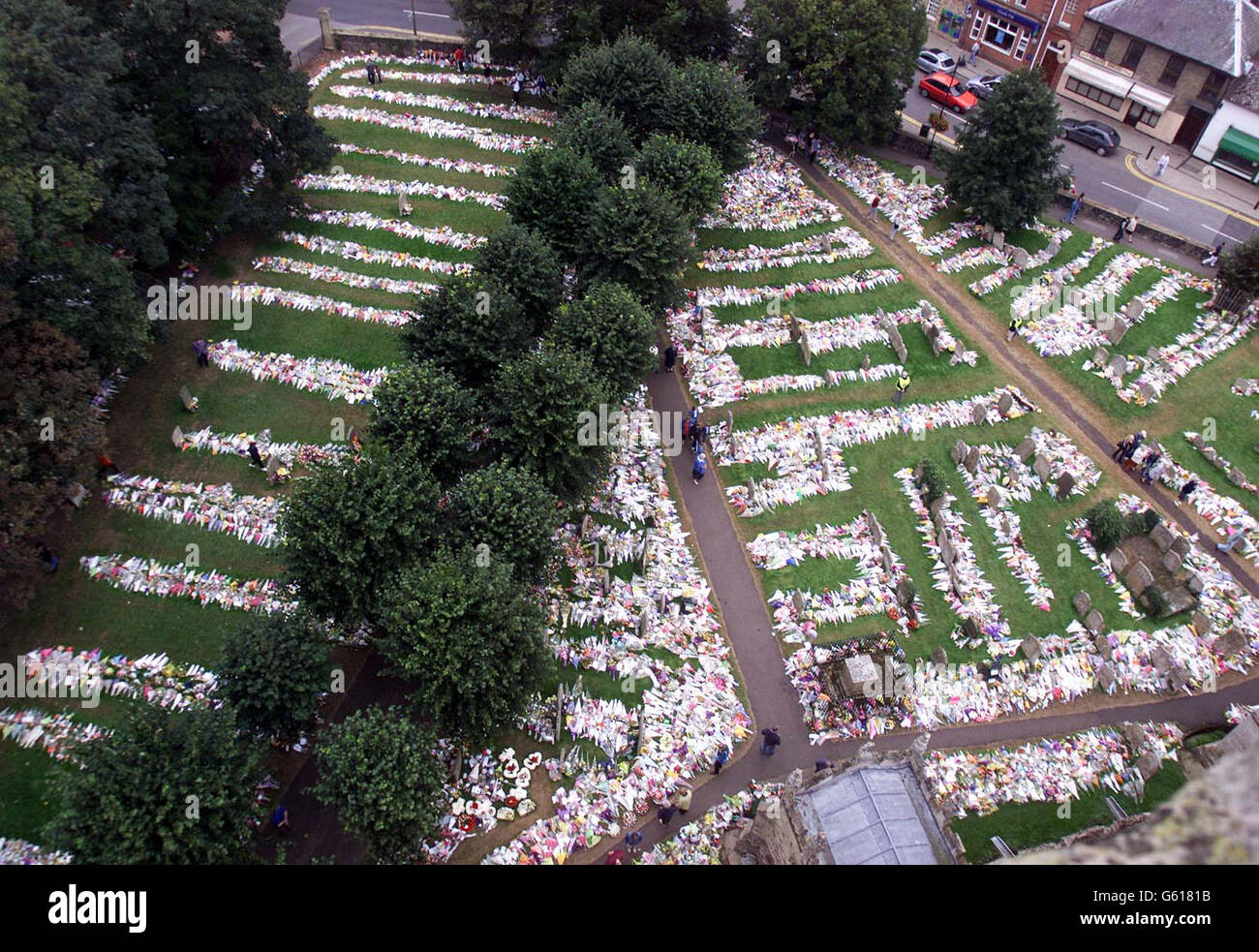 Fiori lasciati dal pubblico nel cimitero della chiesa di Sant'Andrea a Soham, Cambs, in memoria di Holly Wells e Jessica Chapman. Foto Stock