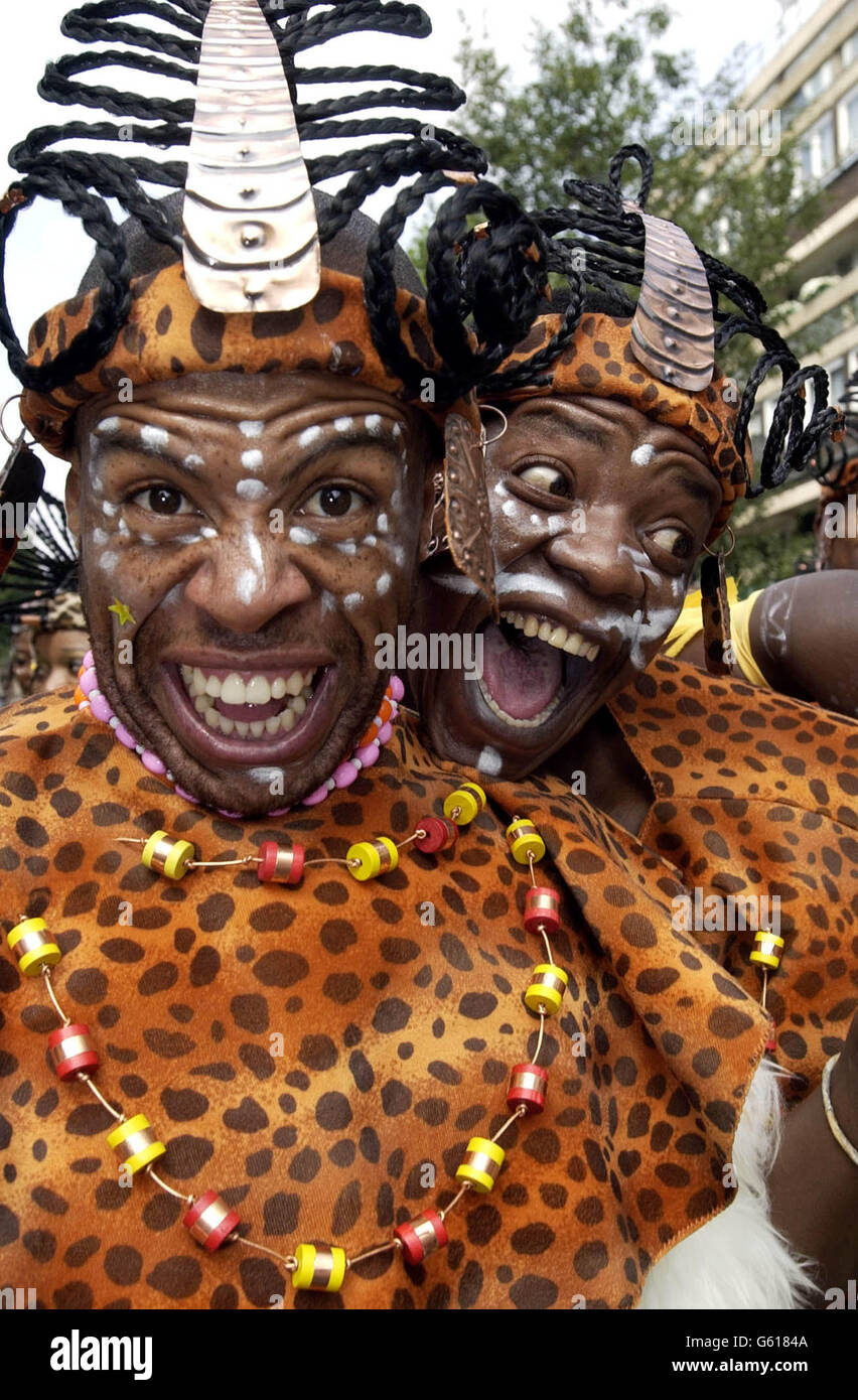 Due membri della processione di Umoja partecipano al Carnevale di Notting Hill. Il carnevale di quest'anno, che è tradizionalmente il più grande festival di strada d'Europa, ha modificato il suo percorso tradizionale, al fine di facilitare la congestione nella zona. Foto Stock