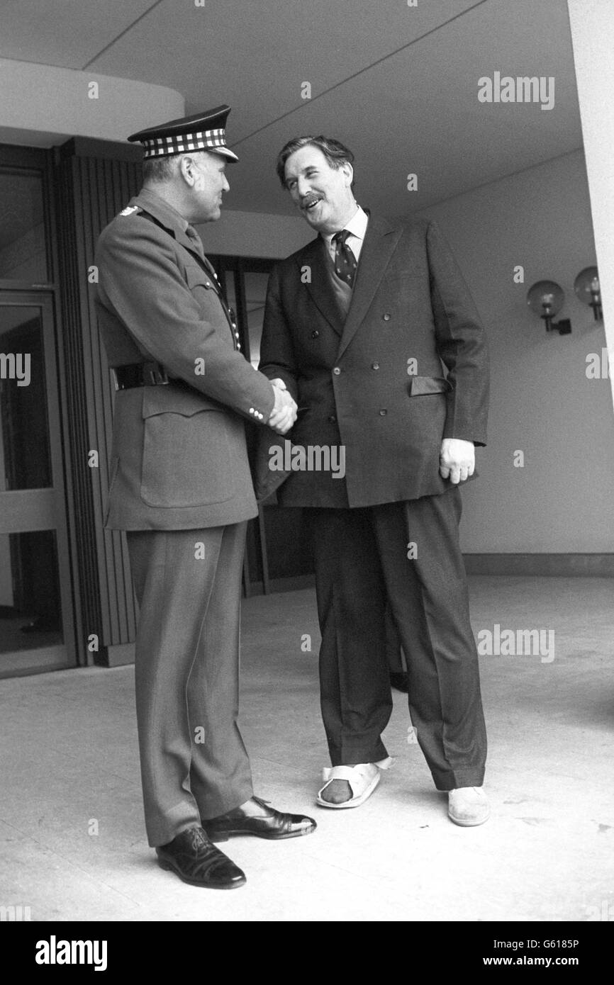 L'ultimo ufficiale sopravvissuto ad aver combattuto nella seconda guerra mondiale, il generale Sir Michael Gow (r), 61 anni, si è congratulato per il suo ritiro dopo essere stato allontanato da Wellington Barracks, Londra, e per il pensionamento. L'unico guardista scozzese a raggiungere il grado di Generale dal campo Marshall Lord Methuen, egli sostiene anche di essere l'unico generale a cadere a Waterloo, cioè Waterloo Station, dove ha rotto la caviglia all'inizio dell'anno. Foto Stock