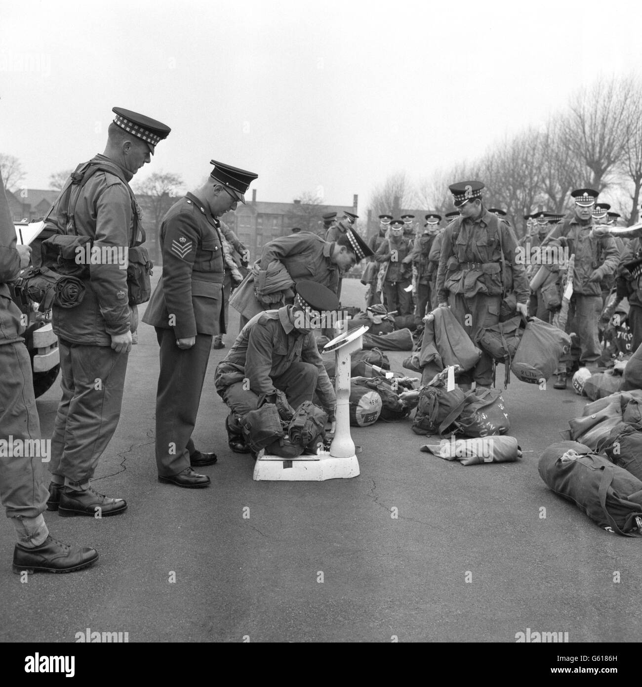 Uomini e attrezzature del 2 ° Battaglione le guardie scozzesi che sono pesati a Caterham Barracks, Surrey, in preparazione per il possibile trasporto aereo. Sono stati ispezionati dal comandante del Battaglione, il tenente colonnello Michael Gow, di Edimburgo. Da giovedì, il battaglione, composto da circa 500 uomini, sta controllando le attrezzature e si sta preparando per un improvviso trasferimento in Africa. Foto Stock