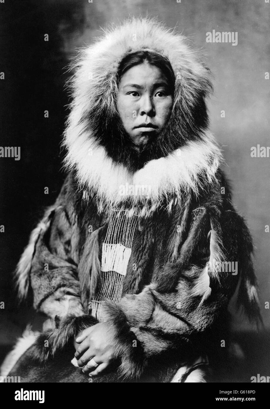 Donna Inuit, vestiti in abiti tradizionali. Foto di B.B. Dobbs, 1903 Foto  stock - Alamy