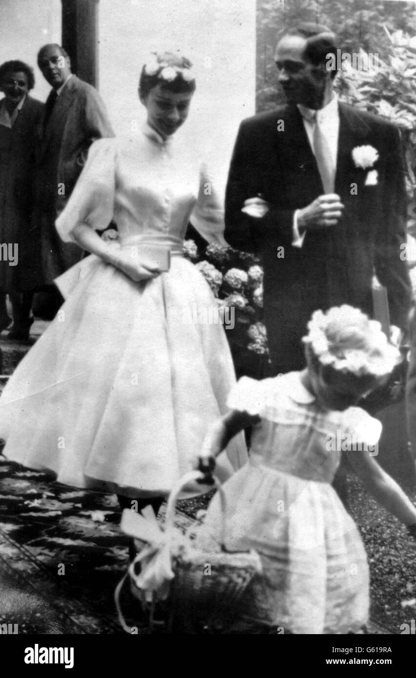 Lasciando una piccola cappella sul lato della montagna a Burgenstock, vicino al lago di Lucerna, in Svizzera, dopo il loro matrimonio ci sono 24 anni di star del cinema britannico Audrey Hepburn e l'uomo che ha stellato con lei nella successa Broadway 'Ondine' 37 anni Mel Ferrer. Foto Stock