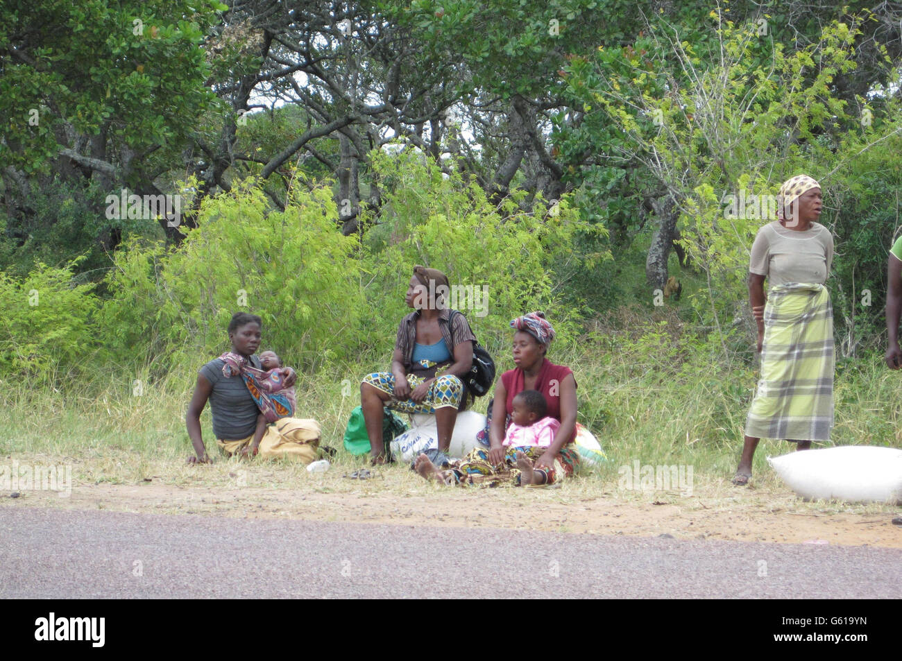 Gli sfollati in un campo di reinsediamento a Chiculacula, nella provincia di Gaza in Mozambico, dopo le piogge torrenziali, hanno causato la peggiore inondazione di un decennio per colpire la loro città natale di Chokwe. Foto Stock