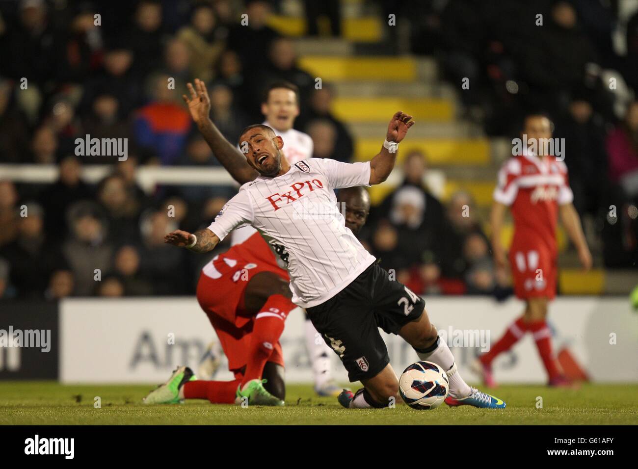 Calcio - Barclays Premier League - Fulham / Queens Park Rangers - Craven Cottage. L'Ashkan Dejagah di Fulham (a destra) è imbrattato da Christopher Samba di Queens Park Rangers nella zona di rigore Foto Stock