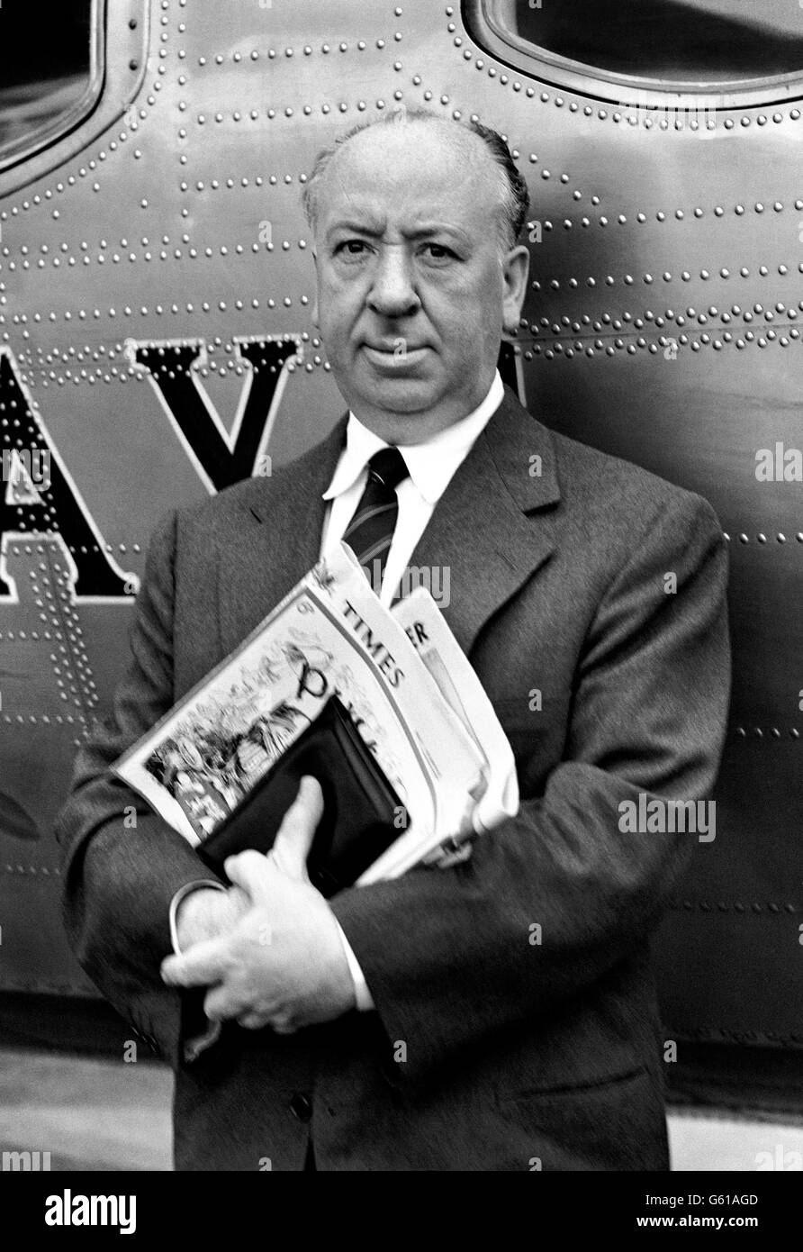 Il regista britannico Alfred Hitchcock, nato a Hollywood, ha illustrato all'aeroporto di Londra il suo punto di imbarco su un aereo BEA per Parigi. Foto Stock