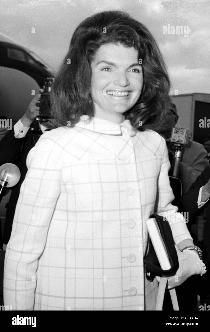 La onorevole Jacqueline Kennedy sorride. La signora Jacqueline Kennedy sorride quando lascia l'aereo all'arrivo all'aeroporto di Londra dopo la sua visita in spagnolo. Foto Stock