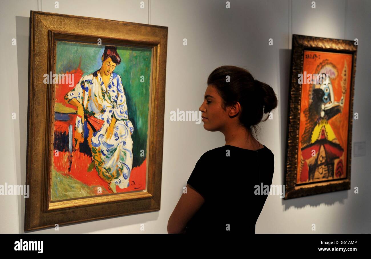 Una donna studia il dipinto Andre Derain di Madame Matisse au Kimono dipinto nel 1905, con un dipinto di Picasso (a destra) intitolato buste d'homme a la pipe. Il Derain Work è in vista nelle sale Christie's Auction nel centro di Londra, ed è valutato a 15 milioni di dollari USA e sarà in vendita all'asta a New York, l'8 maggio come parte dell'Impressionist &amp; Modern Art sale. Foto Stock