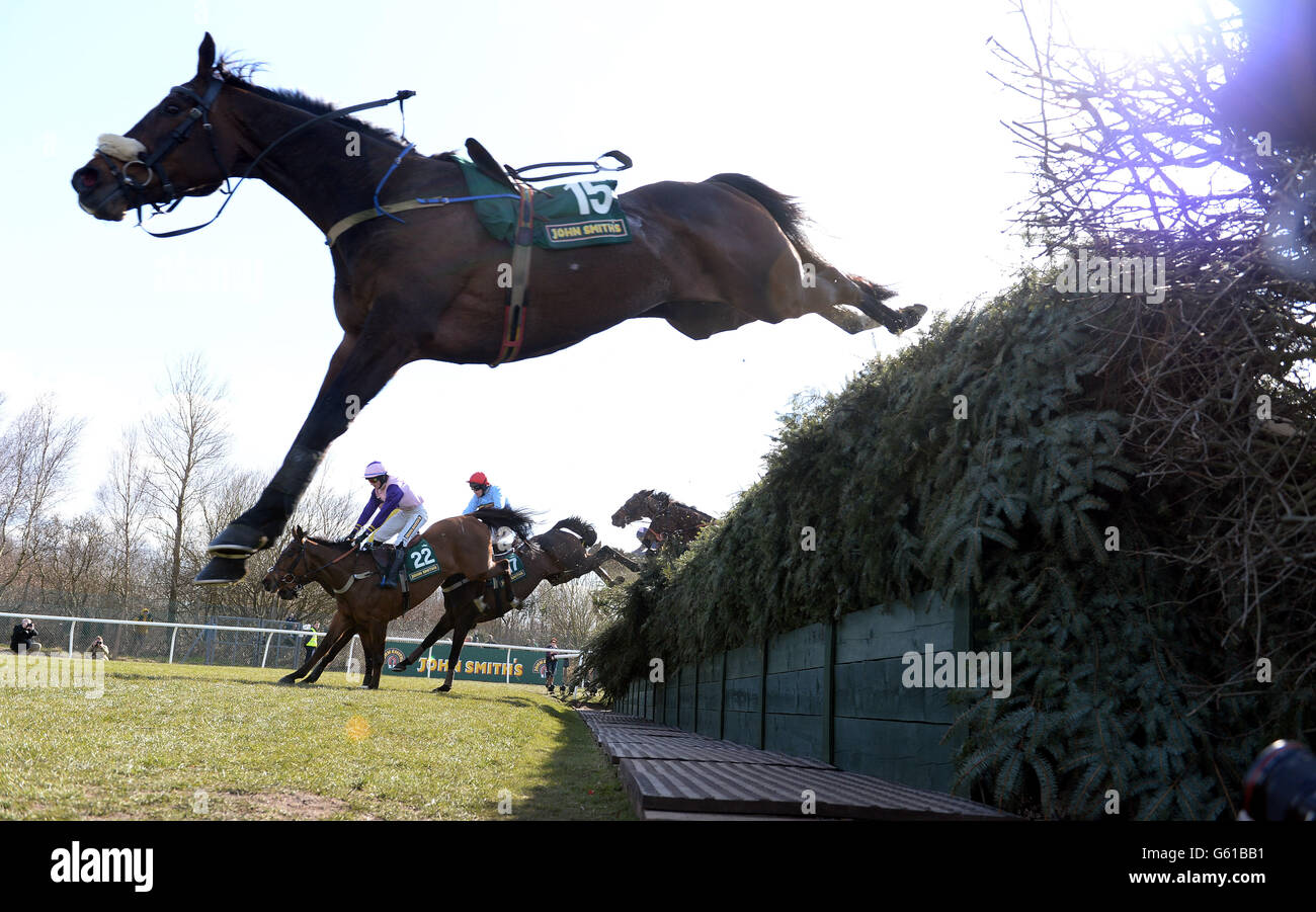 I cavalli saltano Bechers Brook durante la caccia John Smiths Fox inseguono durante la Grand Opening Day del Grand National Meeting 2013 di John Smith all'Ippodromo di Aintree, Sefton. PREMERE ASSOCIAZIONE foto. Data immagine: Giovedì 4 aprile 2013. Guarda la storia di Aintree. Il credito fotografico dovrebbe essere: John Giles/PA Wire Foto Stock