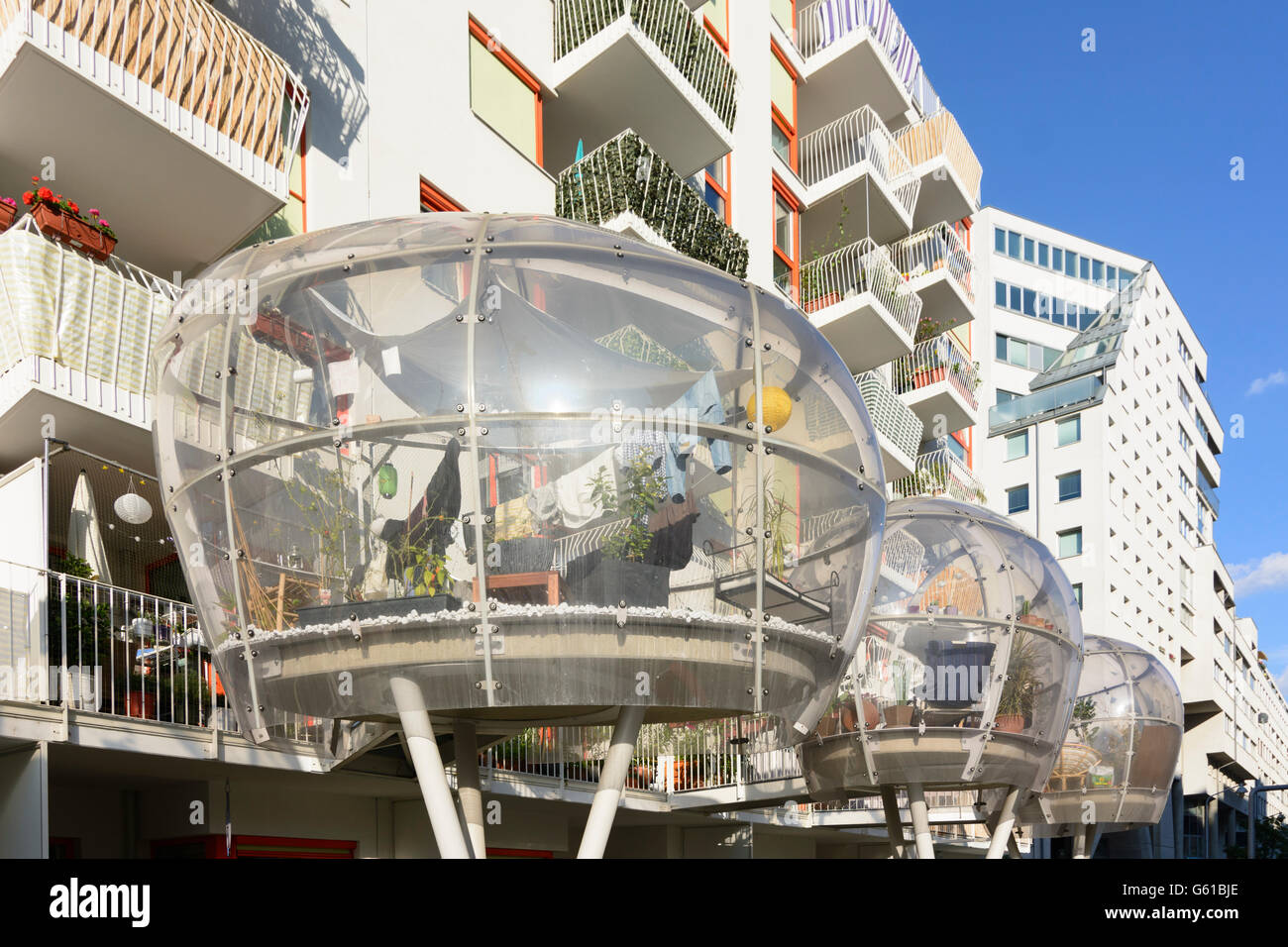 Edifici residenziali con esterno con il plexiglass protetti balconi, Wien, Vienna, Austria, Wien, 02. Foto Stock