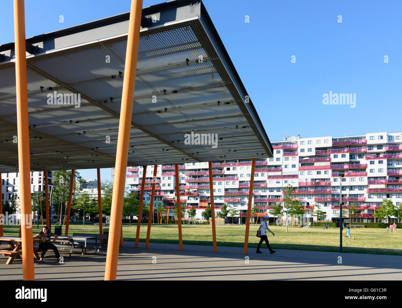Edifici residenziali su Rudolf Bednar Park, Wien, Vienna, Austria, Wien, 02. Foto Stock