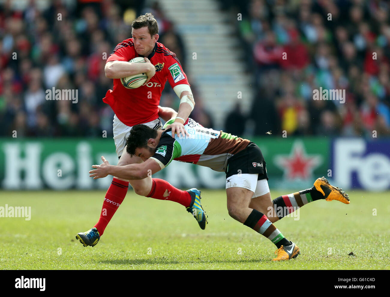 Rugby Union - Heineken Cup - Quarter Final - Harlequins / Munster Rugby - Twickenham Stoop. Dennis Hurley di Munster viene affrontato da Harlequins George Lowe durante la partita Heineken Cup, Quarter Final a Twickenham Stoop, Londra. Foto Stock