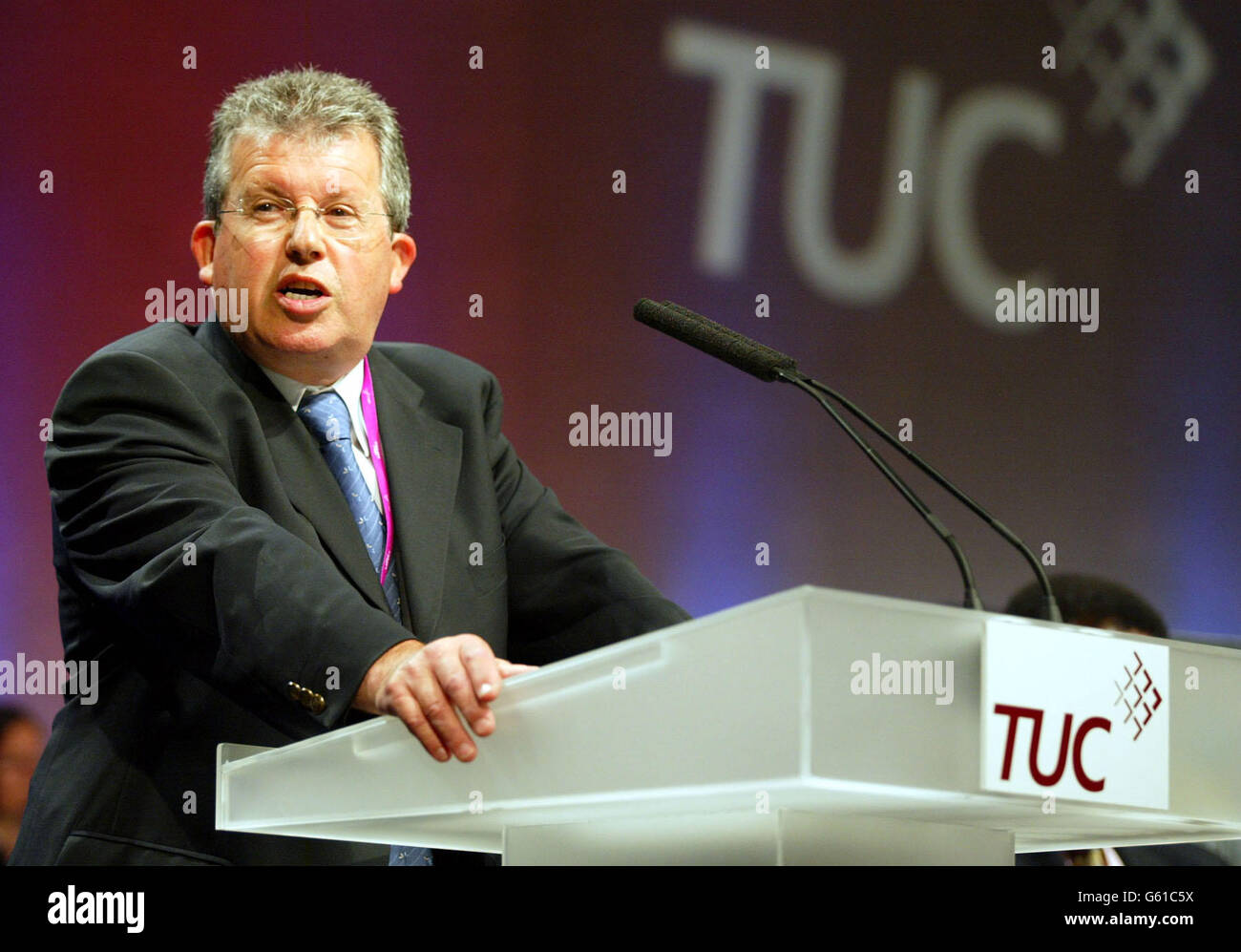 Il presidente del Congresso sindacale Sir Tony Young si rivolge ai delegati nella giornata di apertura del congresso annuale presso i Winter Gardens di Blackpool. Vedere PA storia TUC Pensioni. 14/11/02 : i capi dei vigili del fuoco hanno fatto pressione sul rappresentante sindacale sulla Commissione Bain per lasciare il corpo che esamina la loro retribuzione e le condizioni. Sir Tony Young è stato nominato dalla TUC per partecipare alla revisione indipendente del servizio antincendio presieduto da Sir George Bain, le cui proposte intermedie per aumenti salariali del 11% in due anni in cambio della modernizzazione sono state scorciamente respinte dai vigili del fuoco. Un ex Foto Stock