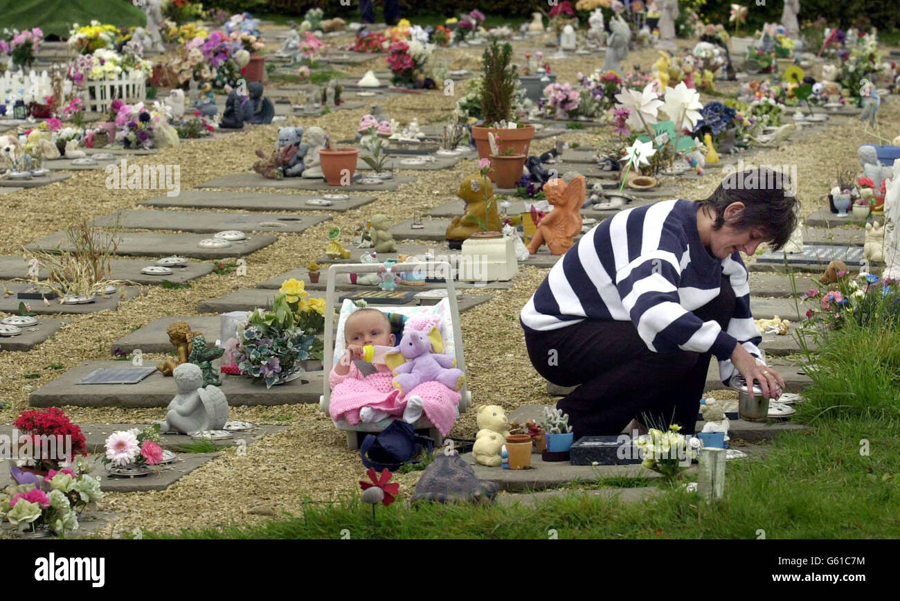 Tombe dei bambini soggetto ad atti vandalici in Bristol Foto Stock