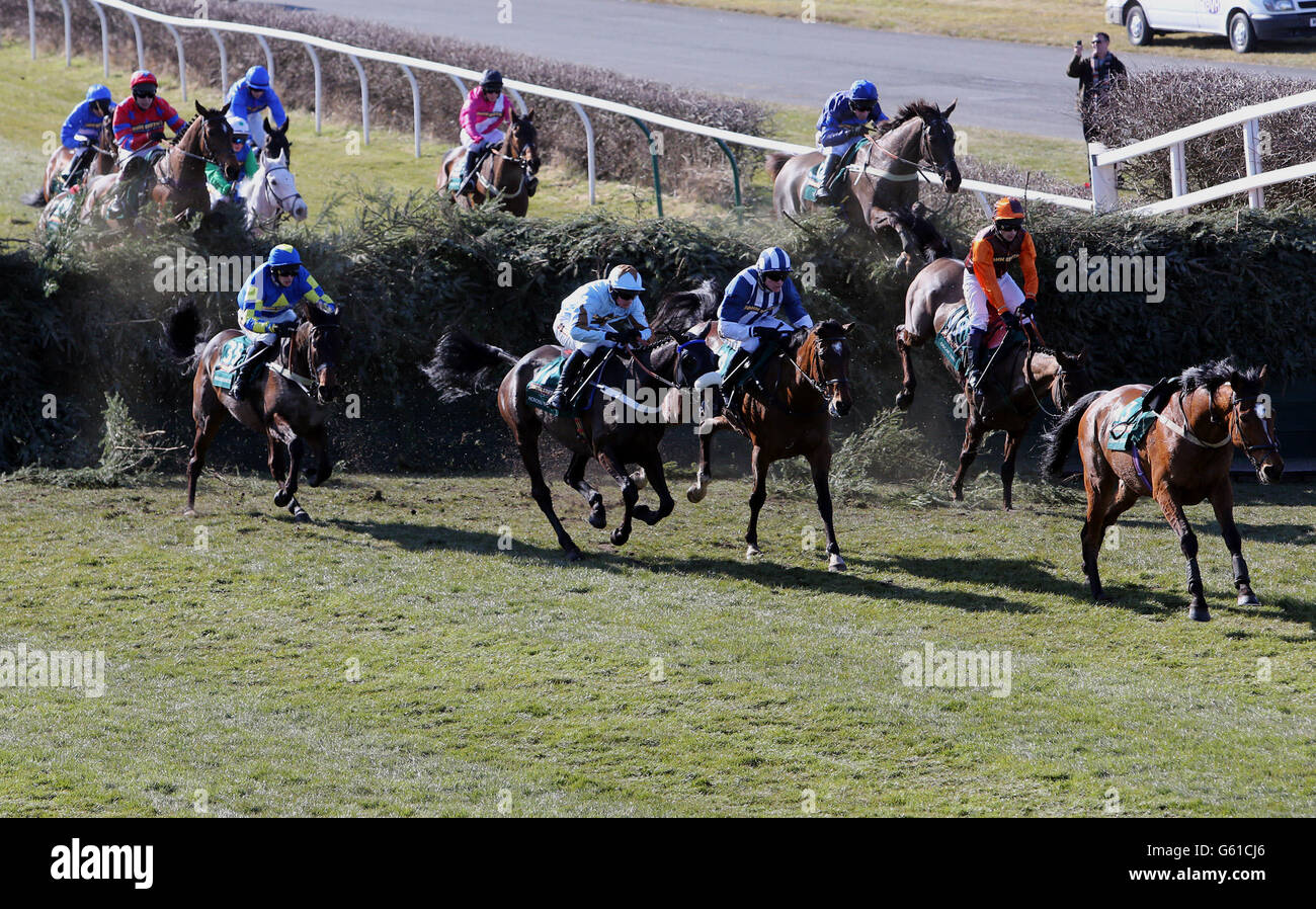 Auroras Encore e Ryan Mania (a sinistra) schiarono Bechers Brook nel Grand National di John Smith durante il Grand National Day al Grand National Meeting di John Smith del 2013 all'ippodromo di Aintree, Sefton. PREMERE ASSOCIAZIONE foto. Data immagine: Sabato 6 aprile 2013. Guarda la storia di Aintree. Il credito fotografico dovrebbe essere: John Giles/PA Wire Foto Stock