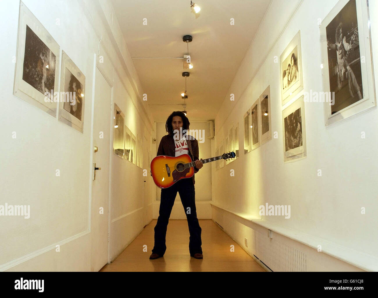 Roland Bolan, 26 anni, figlio della rock star Marc Bolan alle Proud Galleries di Londra. La galleria presenterà una collezione esclusiva di fotografie del "Padrino di Glam Rock", in omaggio al padre. *...., morto il 16 settembre 1977, dopo che la sua auto si schiantò in un albero a Barnes, Londra. Foto Stock