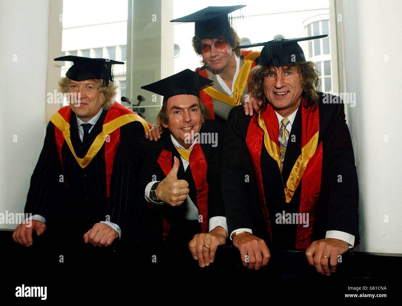 Ex membri della band 'Slade' (da sinistra) - Noddy Holder, Dave Hill, Jim Lea e Don Powell, raccolgono le loro seguicelle onorarie dalla loro città natale University of Wolverhampton. * la band che ha registrato 17 successi consecutivi tra il 20 1971 e il 1976 è stata onorata in riconoscimento del loro contributo all'industria musicale. Foto Stock