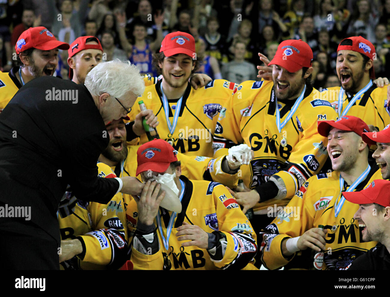 Il direttore generale di Nottingham Panthers Gary Moran colpisce David Ling in faccia con una torta di crema Foto Stock