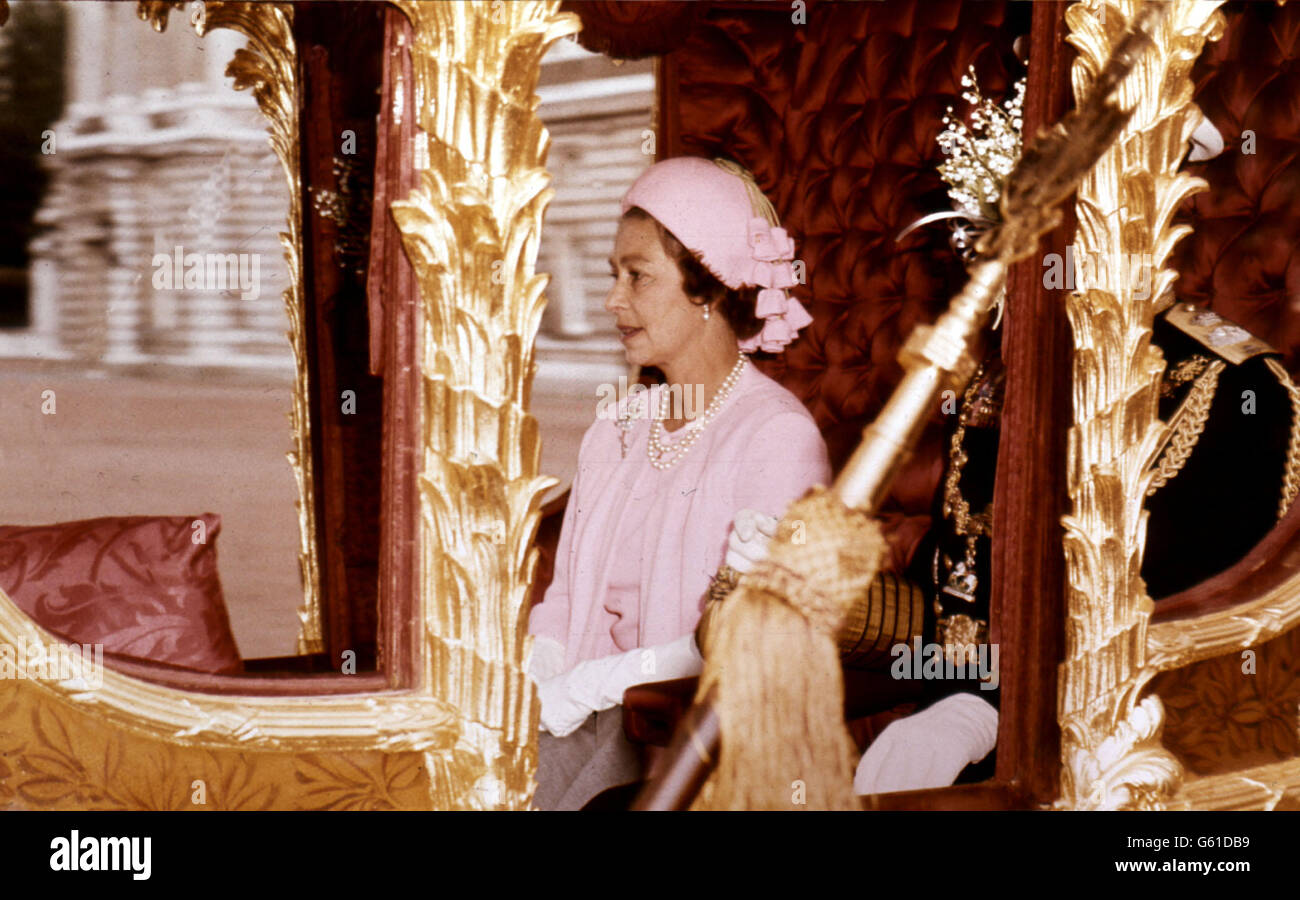 Regina Elisabetta II, nella vettura di stato d'oro in cui viaggiò da Buckingham Palace alla Cattedrale di San Paolo per un servizio di ringraziamento per celebrare il suo Giubileo d'Argento. Foto Stock