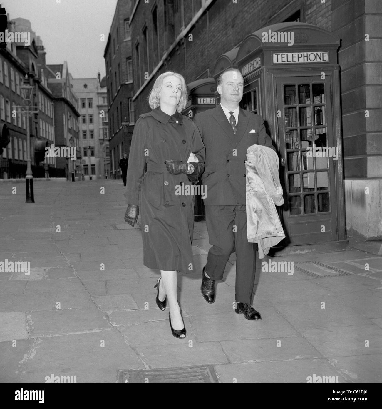 Colin Jordan, 42 anni, leader del British National Socialist Party, che in seguito doveva comparire alla Corte dei Magistrati di Bow Street, accusato ai sensi del Public Order Act di usare comportamenti insultanti, nella foto camminando con sua moglie, Francoise Dior, a Londra. Foto Stock