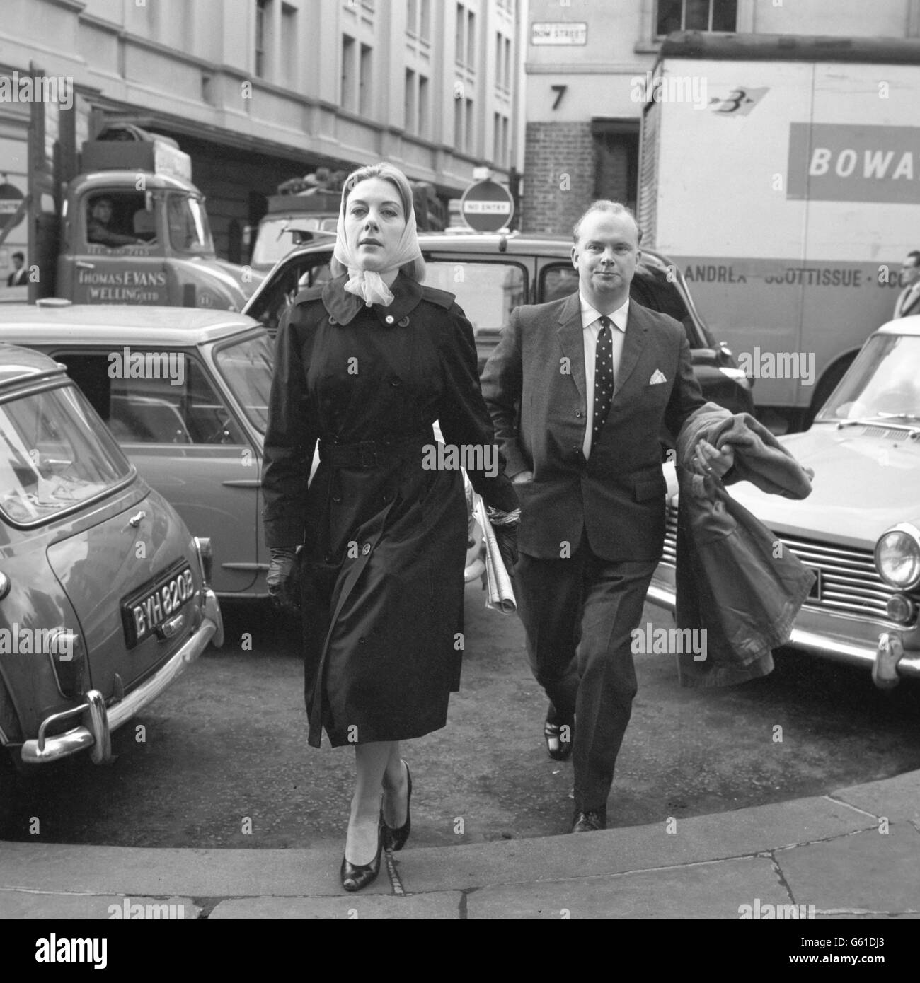 Colin Jordan, 42 anni, leader del Partito Socialista Nazionale britannico, con sua moglie, Francoise Dior, a Londra. Apparve alla Corte dei Magistrati di Bow Street su rimando accusato di aver offeso comportamenti che avrebbero potuto causare una violazione della pace a Downing Street. Foto Stock