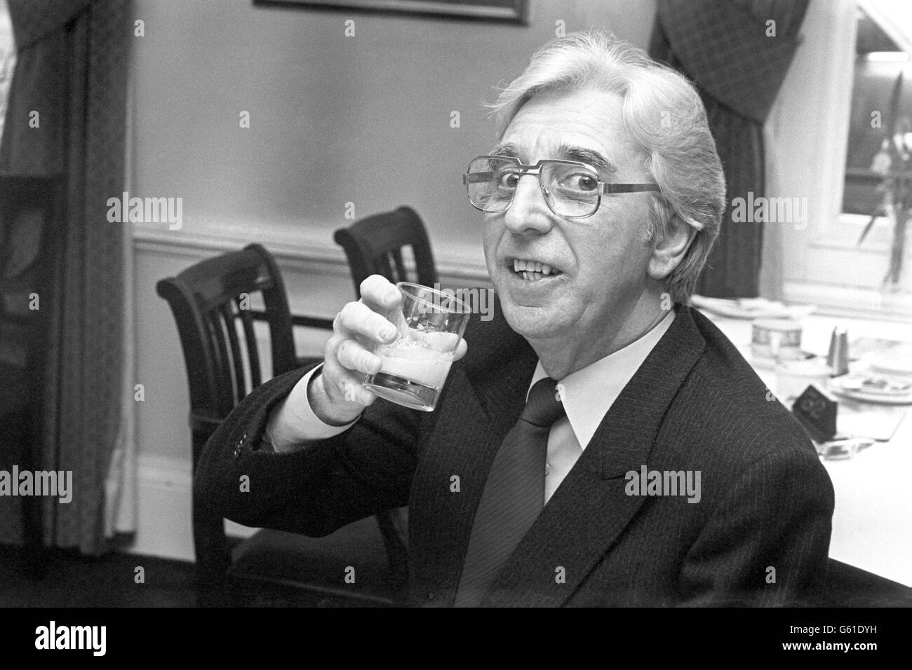 Oswald 'Ossie' o'Brien inizia la sua prima giornata come nuovo MP laburista con succo d'arancia per colazione. Ha ricoperto il ruolo di presidente del Partito laburista nelle elezioni politiche di ieri. Foto Stock
