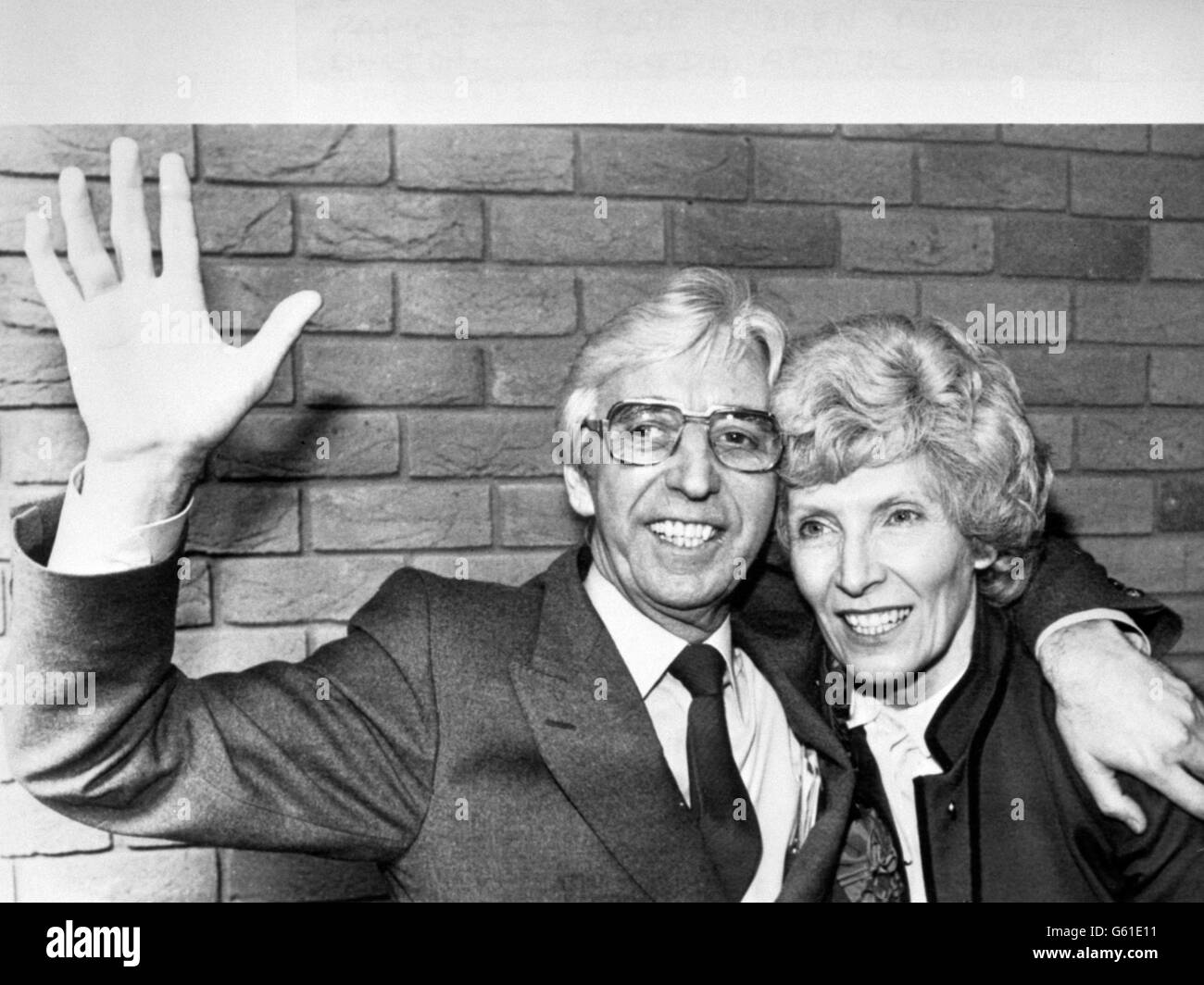 L'ondata di vittoria del nuovo deputato laburista di Darlington, Oswald 'Ossie' o'Brien, 54 anni, e un abbraccio di celebrazione per la moglie, Freda, dopo la dichiarazione dei risultati delle elezioni di ieri a Darlington. Foto Stock