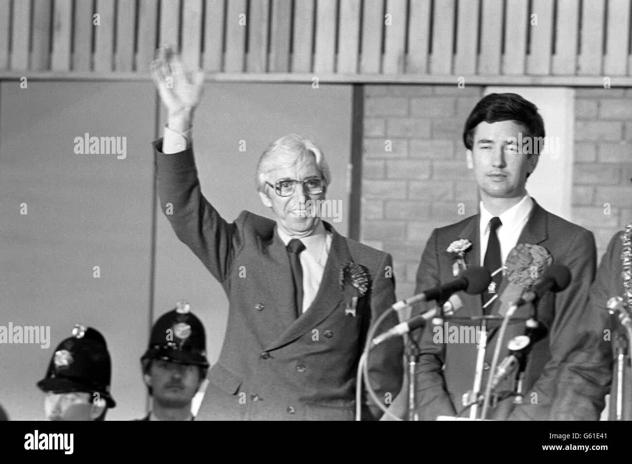 Il nuovo deputato laburista di Darlington, Oswald 'Ossie' o'Brien, 54 (sinistra), celebra la sua elezione questa mattina, si trovava accanto al candidato Tory Michael Fallon, 30 anni, dopo la dichiarazione del sondaggio di by-election di ieri. O'Brien ha catturato il 39.5 per cento dell'affluenza agli elettori del 80 per cento. Foto Stock