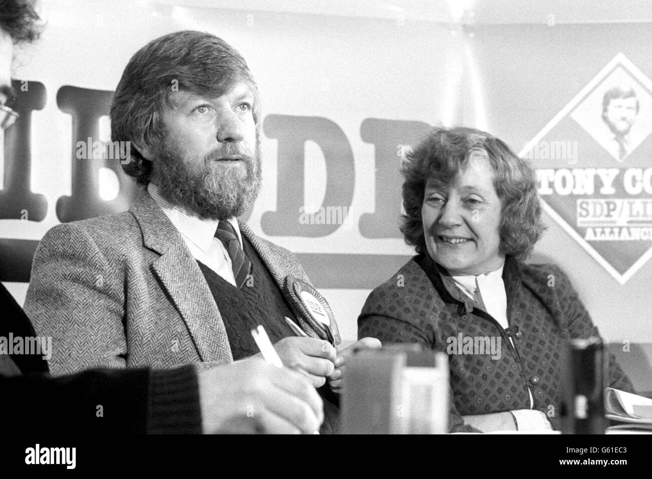 Tony Cook, 57 anni, il candidato della SDP-Liberal Alliance alla by-elezione di Darlington, ottiene il sostegno del presidente della SDP Shirley Williams durante la sua campagna nella regione. Foto Stock