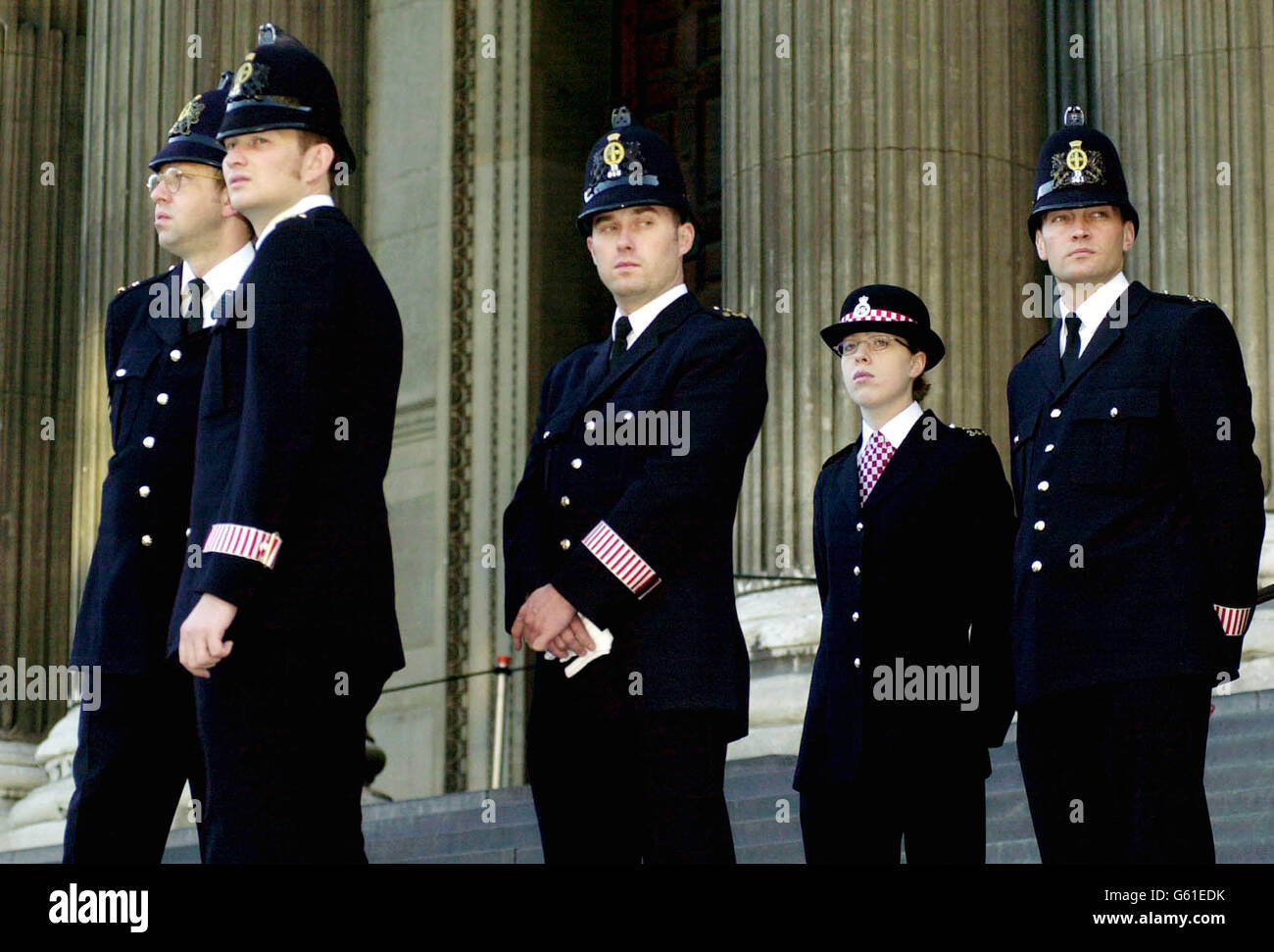 Gli agenti di polizia della città di Londra intensificarono la sicurezza fuori dalla cattedrale di St Paul nella città di Londra, dove si svolgerà un servizio commemorativo per onorare coloro la cui vita è stata persa durante gli attacchi terroristici a New York e Washington DC. Foto Stock
